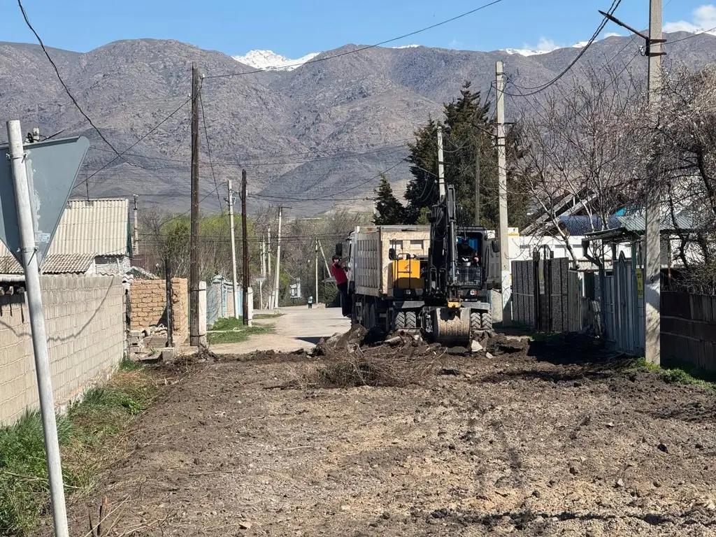 Таласта бир нече көчөнүн айрым бөлүктөрү оңдоо иштерине жабылды