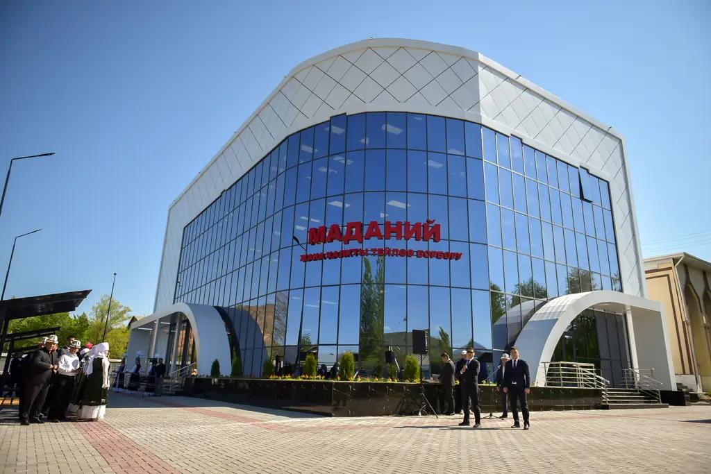 Президент Садыр Жапаров Кара-Кулжа айылында Калкты тейлөө боюнча маданий борборду ачты