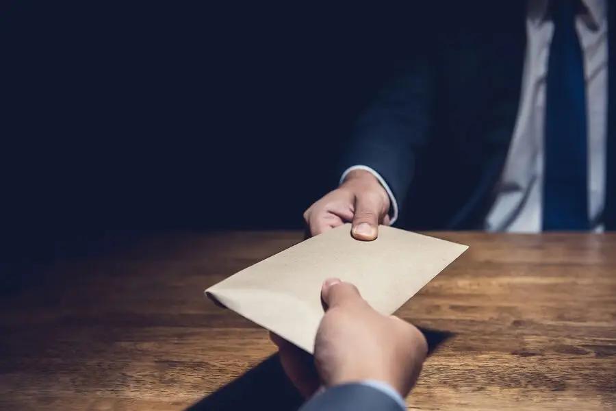 В Нарыне нотариуса задержали за взятку при оформлении наследства