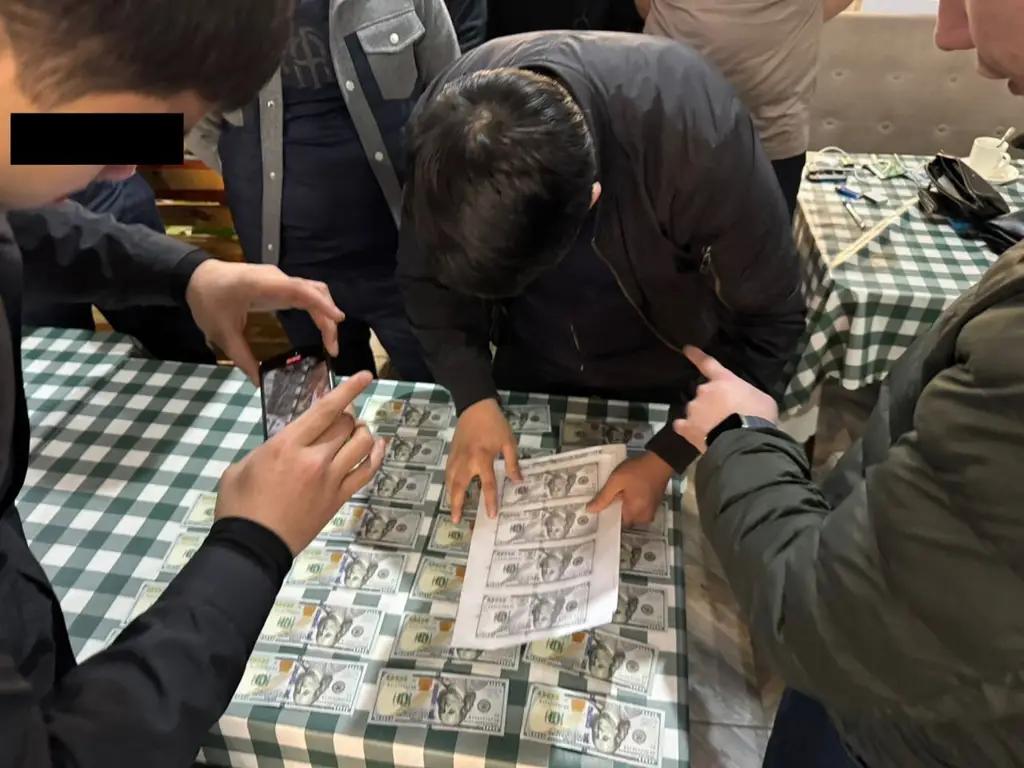 В Кыргызстане поддельные деньги обменивали по курсу 1 к 3