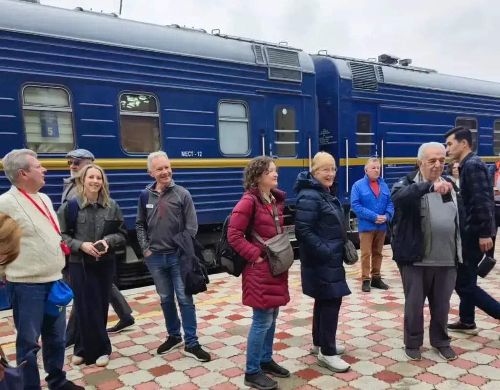 Эл аралык туристтик поезд Кыргызстанга 90дон ашык конок алып келди