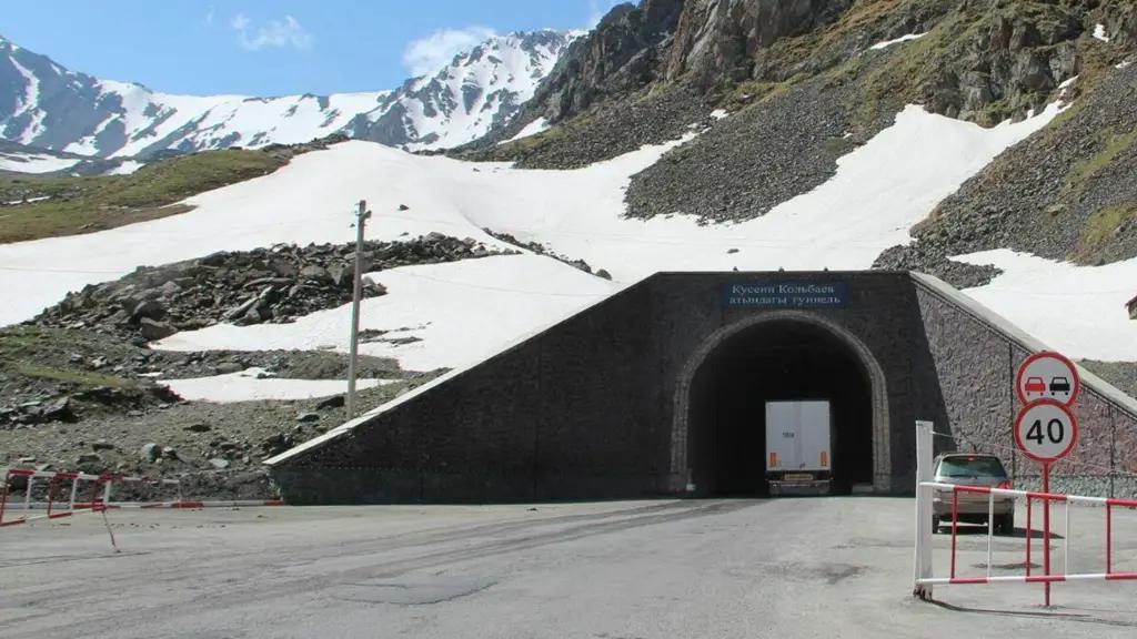 Жапаров: Төө-Ашууда жаңы тоннель салынып, айдоочулар ашууну ашпай калат