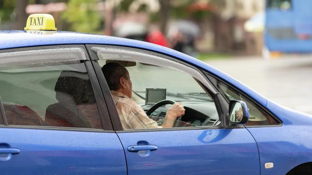 Кыргызстанда 15 миңден ашык такси айдоочусу лицензия алды