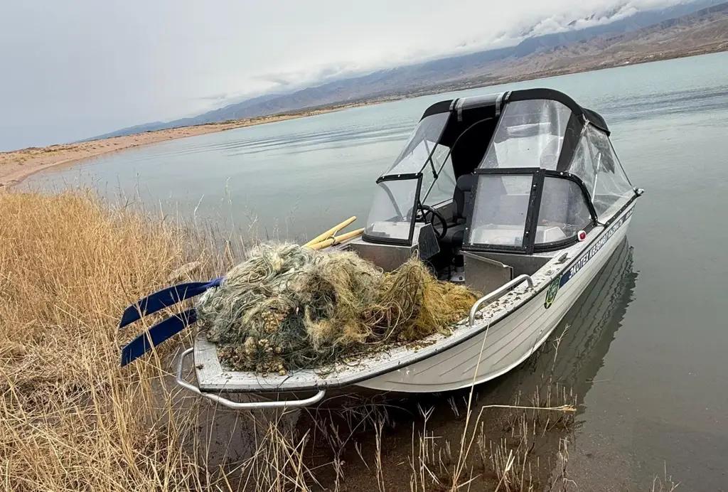 На Иссык-Куле изъято 1.2 тысячи метров незаконных сетей