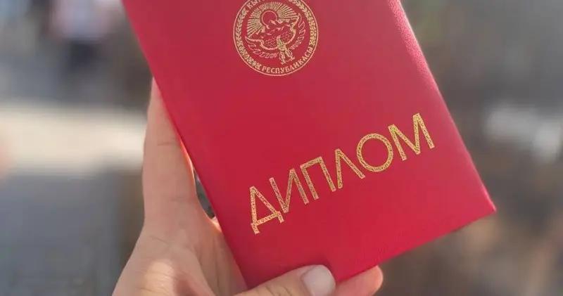 Детям матерей-героинь в Кыргызстане дадут 50% скидку на учебу