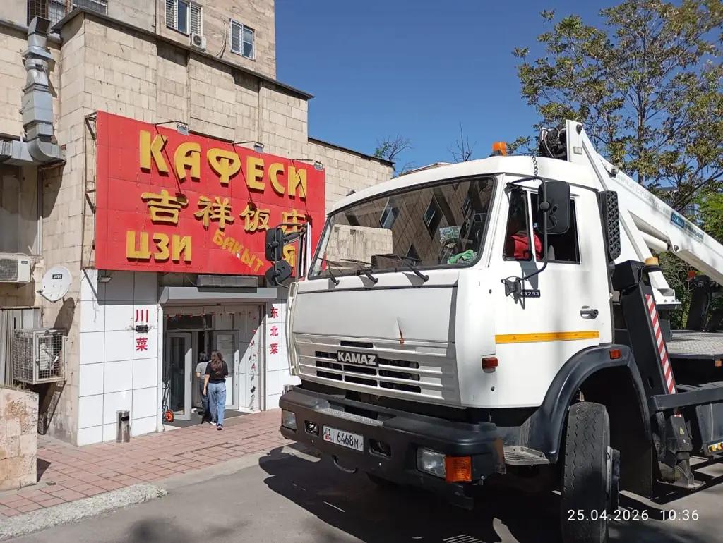 В Бишкеке за два дня демонтировали десятки вывесок с нарушениями