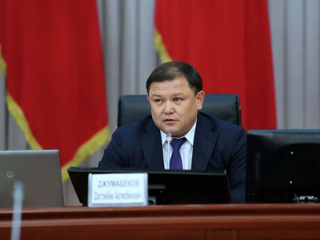 Жумабеков бензин-дизелдин баасын ылдыйлатуу үчүн салыктан убактылуу бошотууну сунуштады