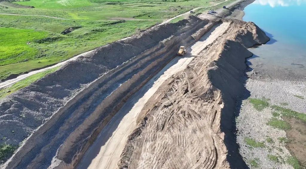 На Базар-Коргонском водохранилище укрепляют дамбу после выявленных трещин