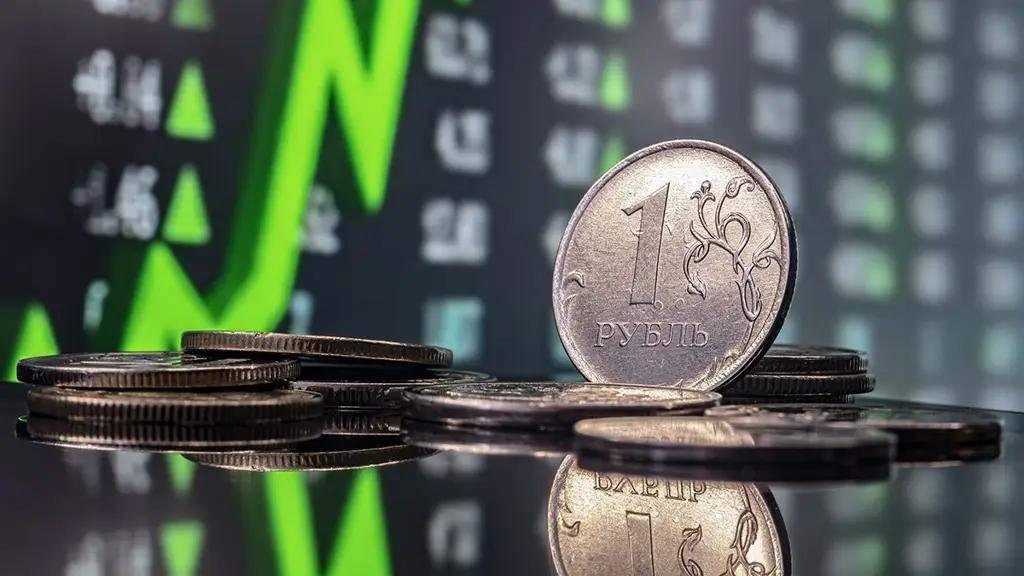 Рубль вырос на 1.89%. Курсы валют НБ КР на 13 мая