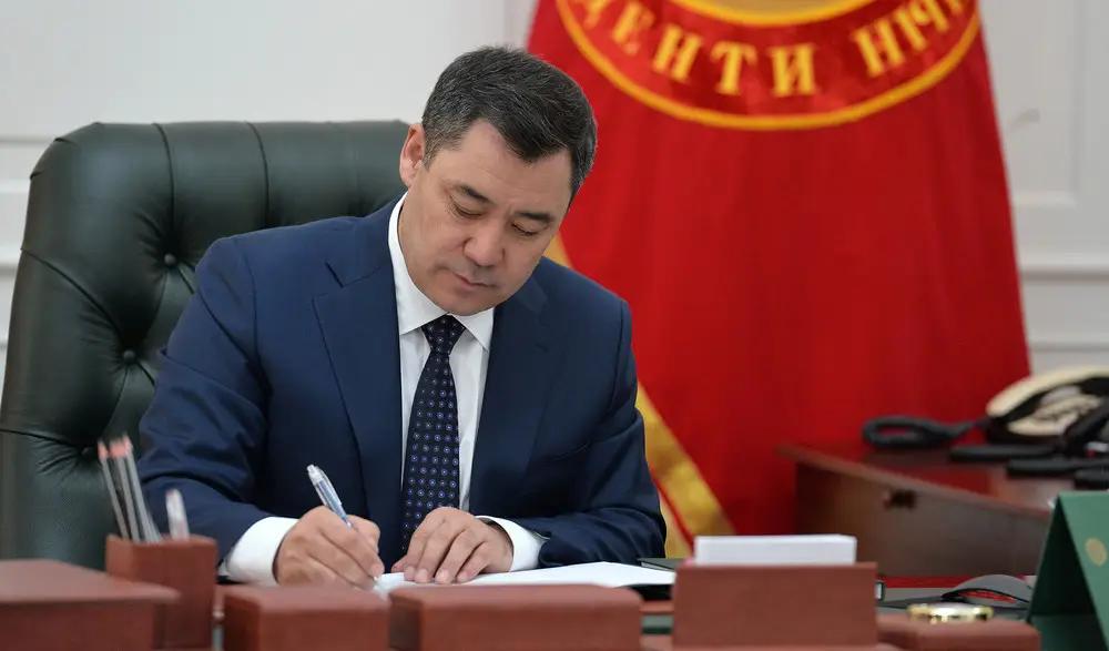 Садыр Жапаров разрешил чиновникам совмещать должности без оплаты