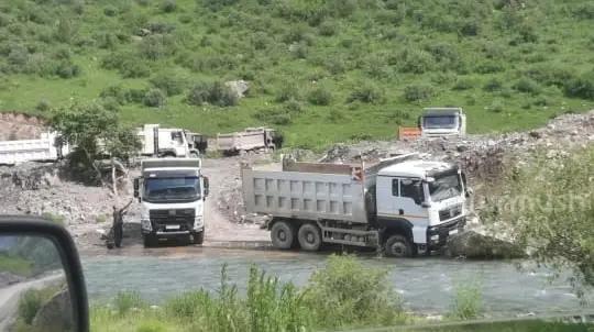 В Чуйской области оштрафовали водителей за загрязнение реки Ак-Суу