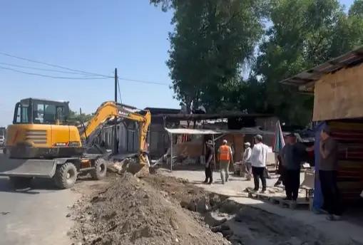 В Оше продолжается перенос рынка «Тешик-Таш» из-за расширения дороги