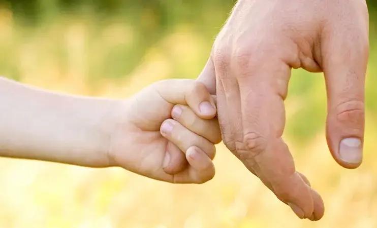 Эмгек министрлиги жаңы «Бала ырысы» жөлөкпулун алуу тартибин түшүндүрдү
