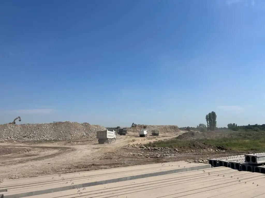 В Бишкеке строят новую дорогу к Ошскому рынку и Западному автовокзалу