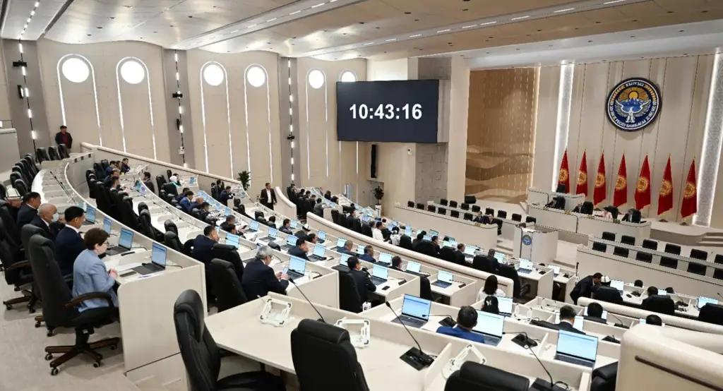 Мыйзам долбоору: Мигранттарга ЖК депутаты болуп шайланууга шарт түзүлөт