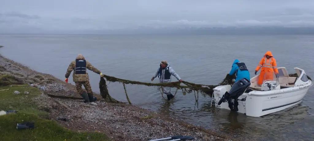 На Сон-Куле из воды извлекли более 5 километров незаконных рыболовных сетей