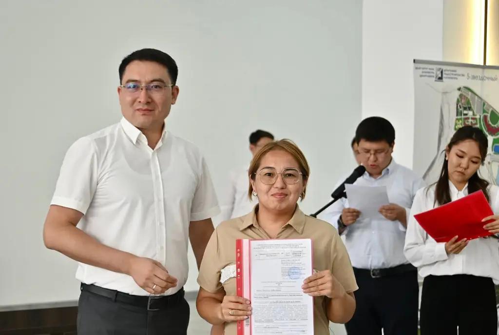 Жилье, которое ждали годами: в Бишкеке и Кызыл-Кие урегулировали статус домов