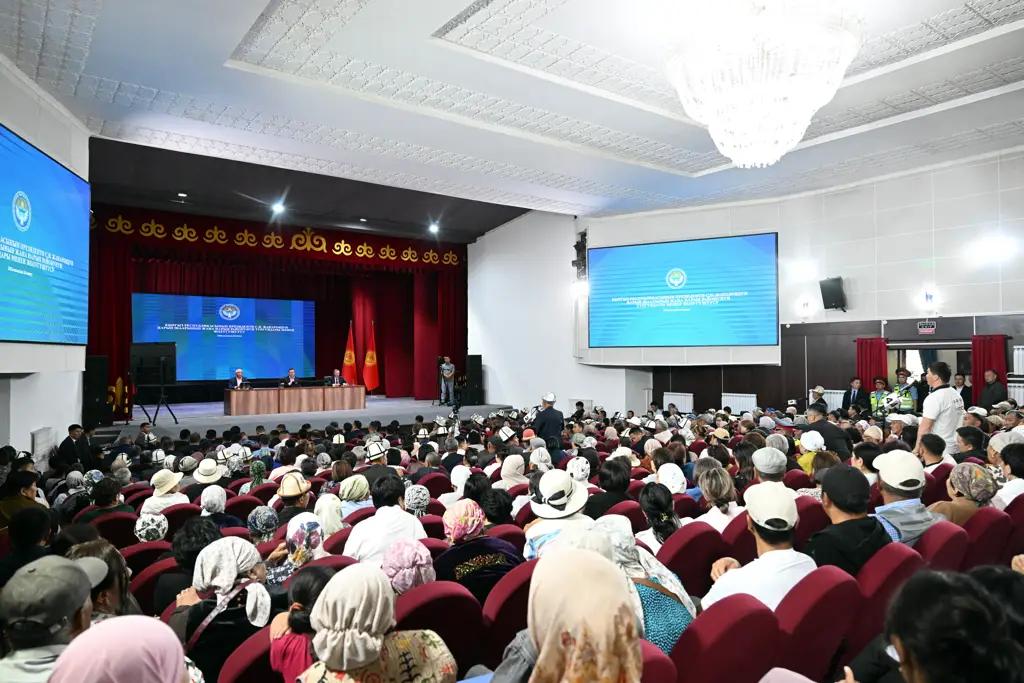 Жители Нарына озвучили проблемы здравоохранения и социальной сферы на встрече с президентом