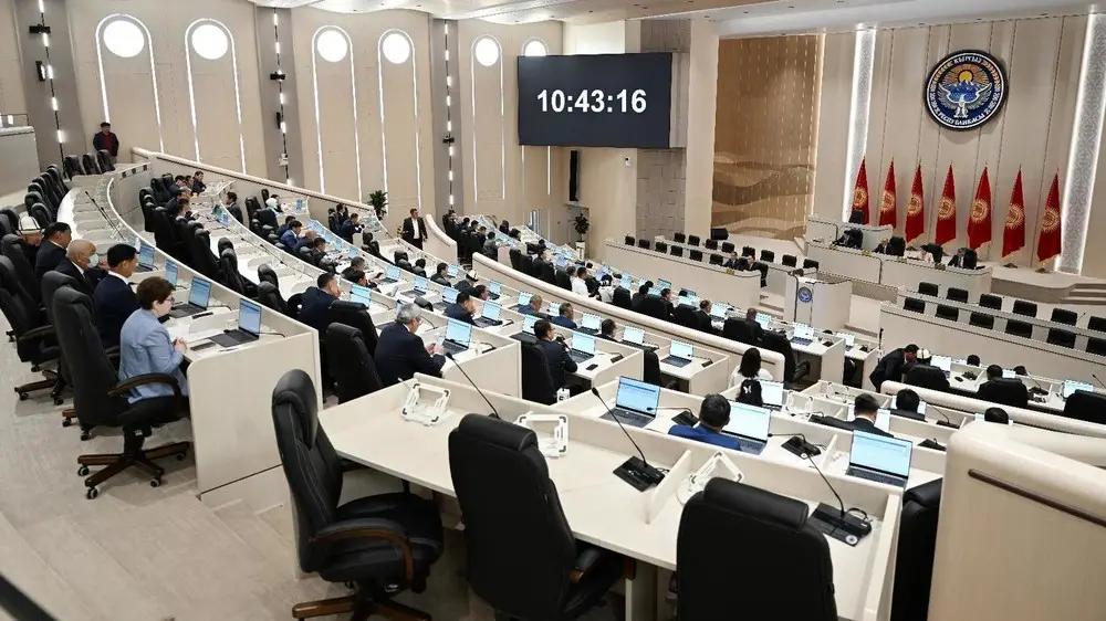 Жогорку Кеңештин депутаттары каникулга тарады