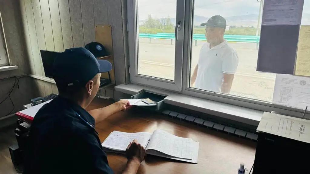 На транспортных КПП в Таласской области установили окна для приема документов