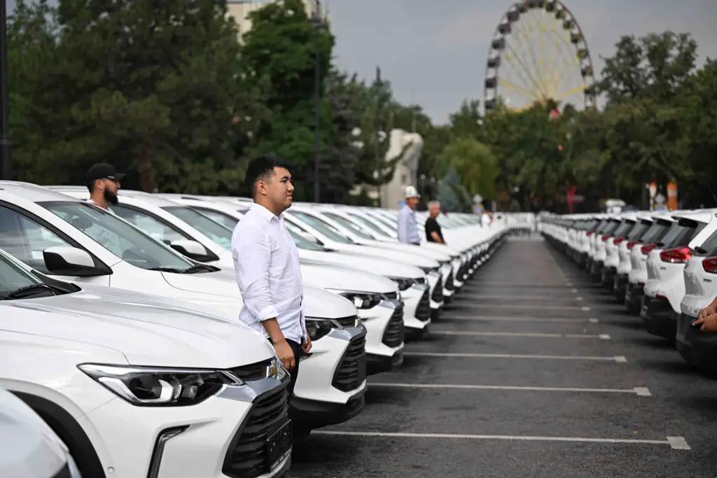 Саламаттыкты сактоо министрлигине 100 жаңы автоунаа тапшырылды