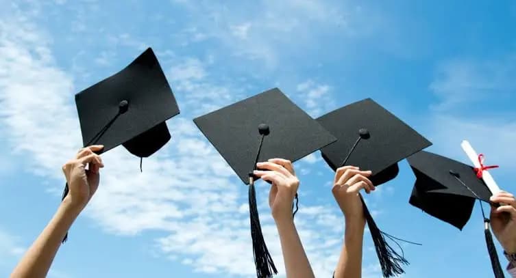 More than 2,000 students will receive grants to study teacher training programmes
