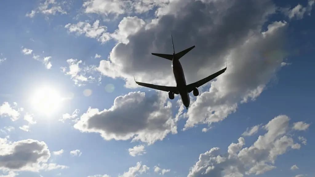Самолет Asman Airlines, выполнявший рейс в Раззаков, вернулся в Бишкек по техническим причинам