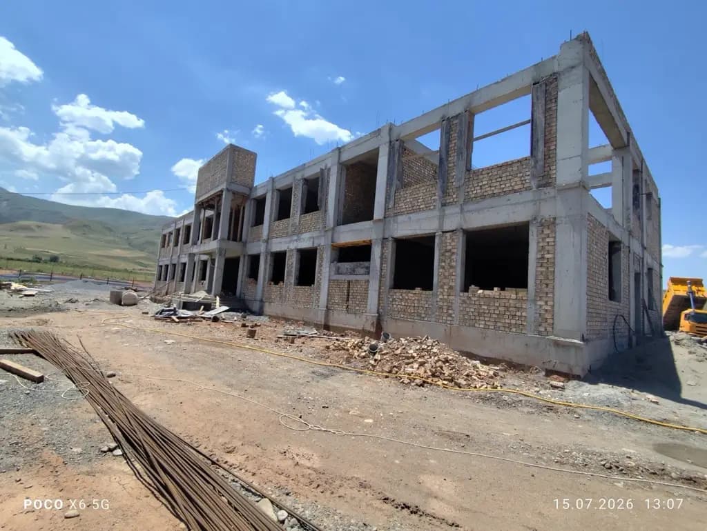 В Кара-Кулжинском районе строят новую школу стоимостью 124 млн сомов
