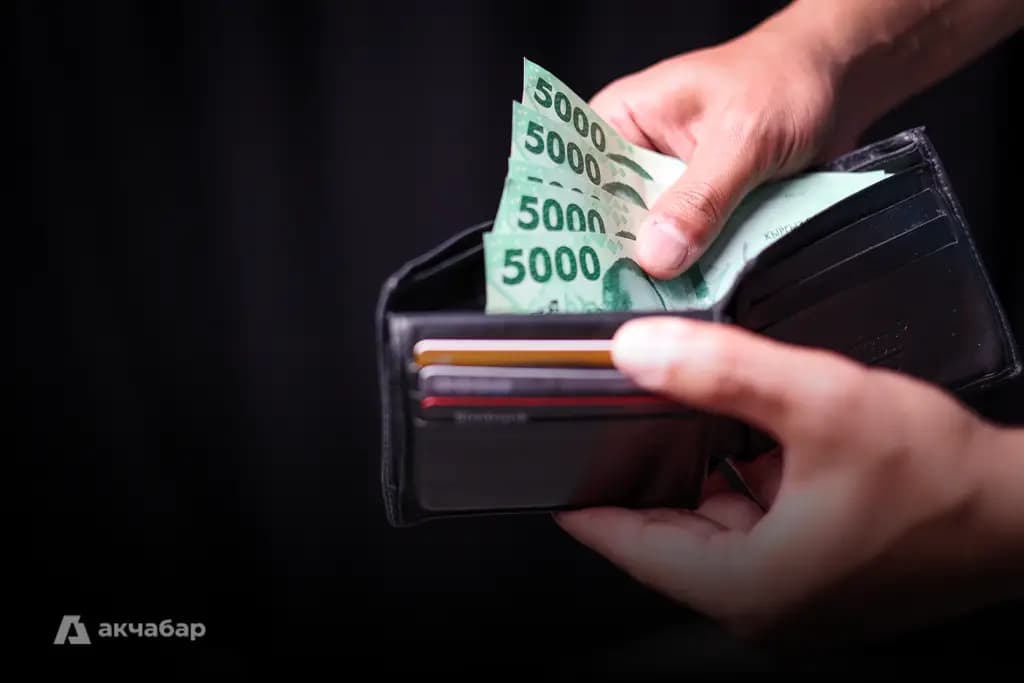 Kyrgyz citizens withdraw 69 out of every 100 KGS in cash using their bank cards