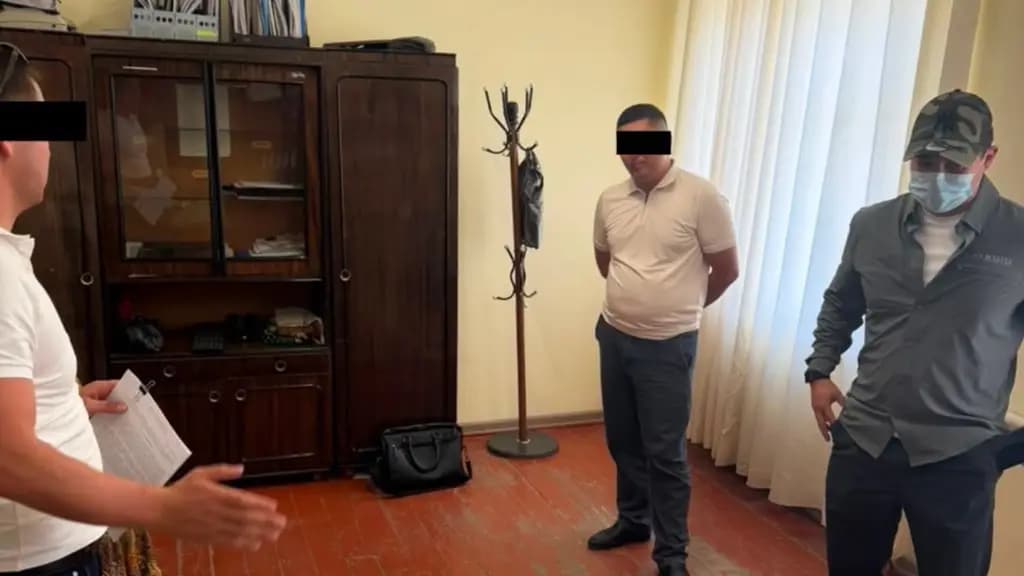 Ошто пара талап кылуу фактысы боюнча айыл өкмөтүнүн жооптуу кызматкерлери кармалды
