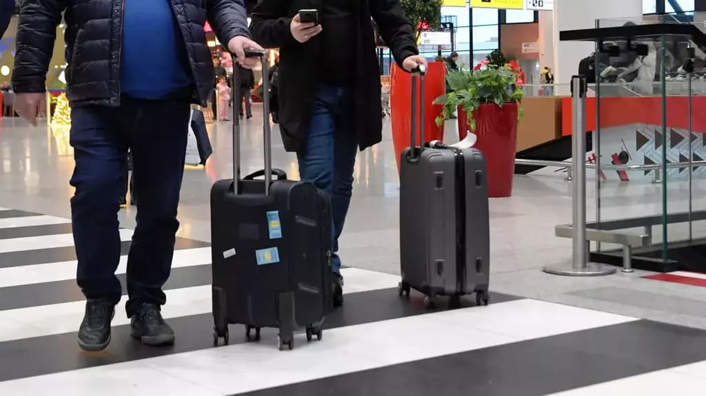 Кыргызстанда мөөнөтүнөн ашык жүргөн чет өлкөлүктөргө кайра кирүүгө чектөө киргизилет