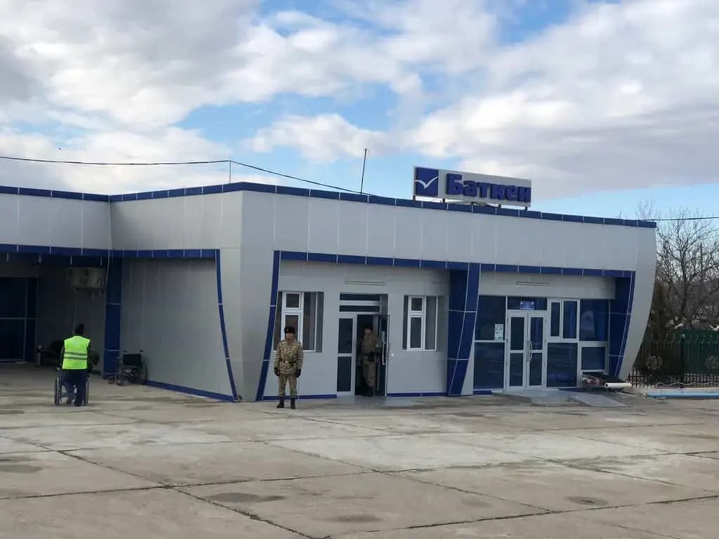 Депутат Баткенге учак билетинин баасын арзандатууну өтүндү