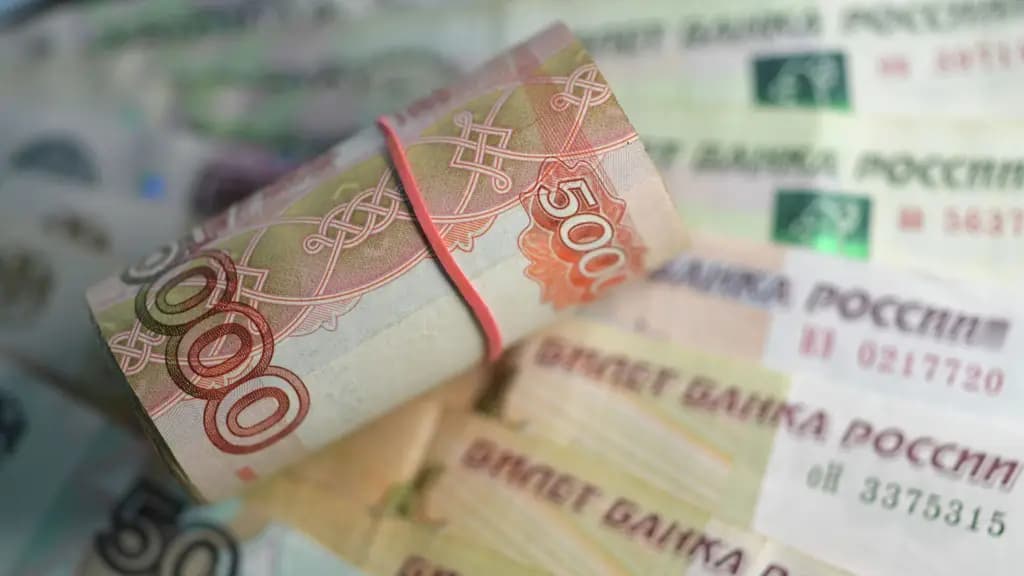 Депутат: Россияга 10 млн рубль которсо, банктар 1 млн рублга чейин комиссия кармап жатыптыр