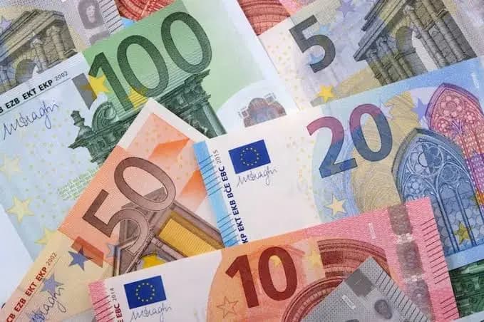 Евро подешевел на 0.42%, тенге вырос на 1.56% — курс валют НБ КР на 8 октября