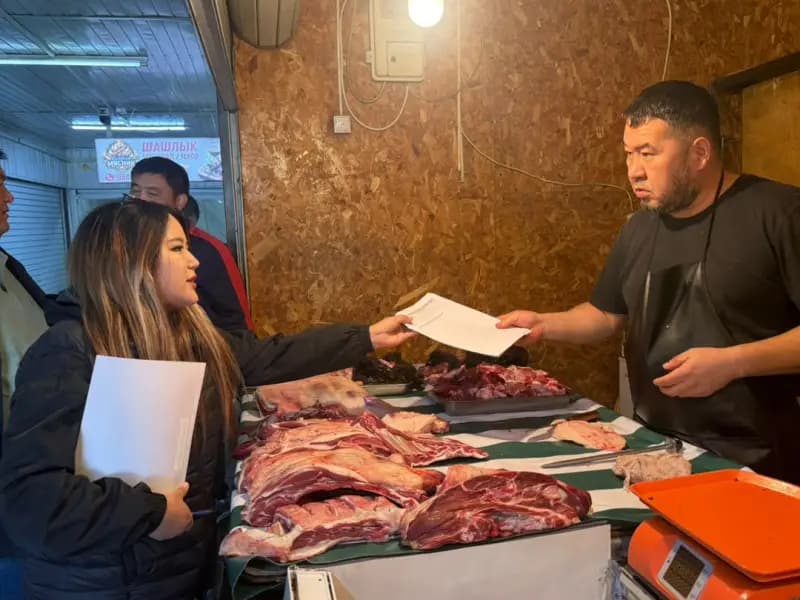 В Бишкеке на Ошском рынке проверили цены на мясо
