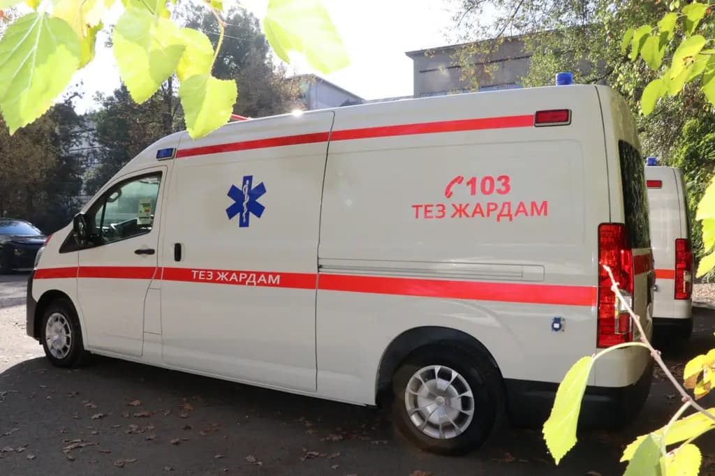 В Кыргызстане передали три автомобиля скорой помощи для Чуйской области