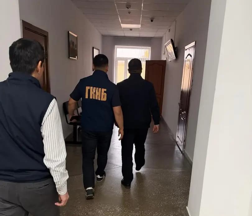 В Чуйской области задержали двух сотрудников «НЭСК» по делу о взятках