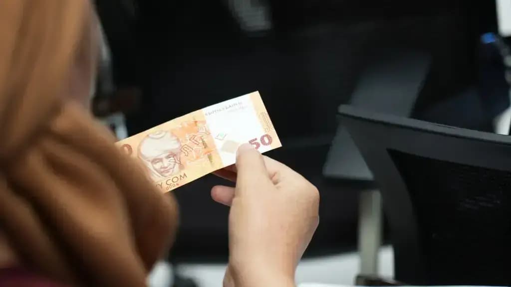 Улуттук банк Кыргызстанда басылган 20 жана 50 сомдук жаңы банкнотторду жүгүртүүгө чыгарды
