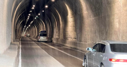 В КР чиновников хотят лишить права бесплатного проезда по туннелям