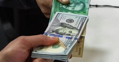 Почему в обменках Бишкека нет долларов?