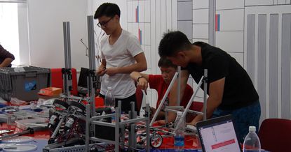 Волонтерская школа робототехники из КР поборется за первенство в Швейцарии