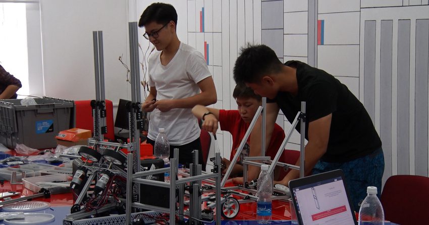 Волонтерская школа робототехники из КР поборется за первенство в Швейцарии
