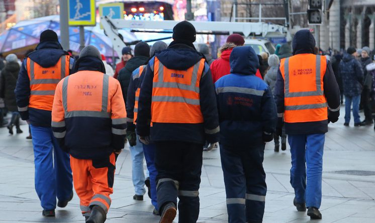 Мигранты в России признались, что получают зарплату в конвертах