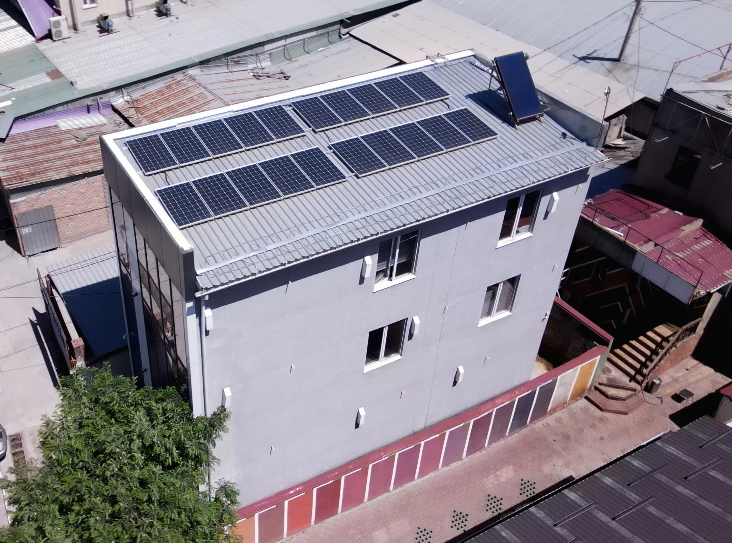 Солнечная крыша, или Как в бишкекских офисах внедряют ВИЭ