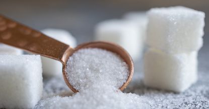 В КР вновь продают сахар по 100 сомов. Объясняем причину подорожания