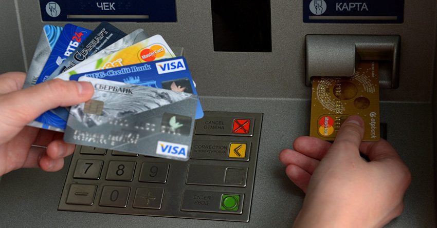 Банки Узбекистана ввели ограничения по снятию инвалюты с карт