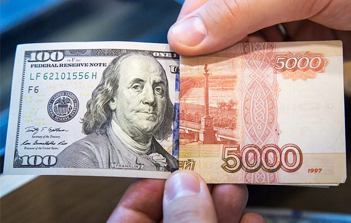 Рубль просел к доллару на 1.6%. Курс Центробанка