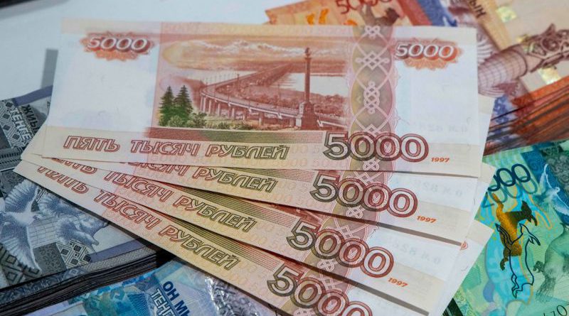 Рубль укрепился к доллару и евро. Курсы Центробанка