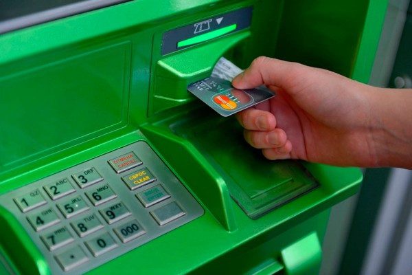 Терминалы и банкоматы начнут принимать новые банкноты через полгода