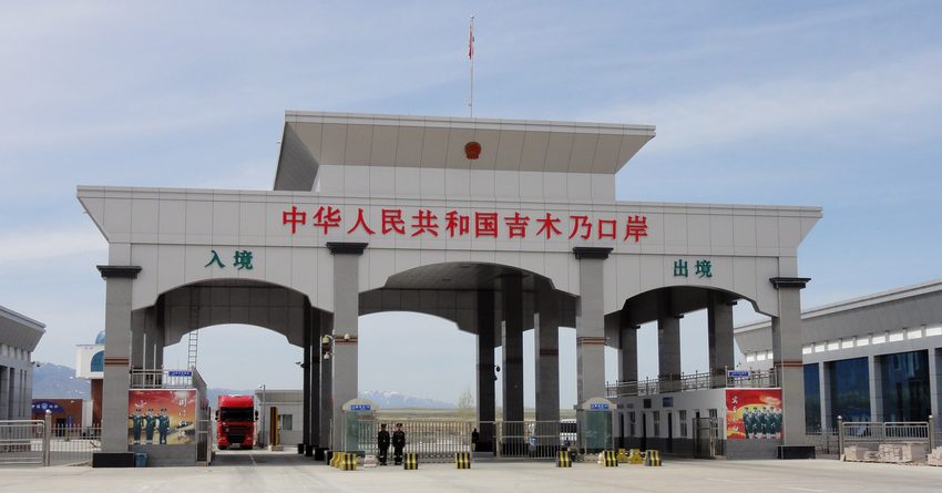 Кытай Кыргызстанды товарларды чек арадан өткөрүүнү тездетүүгө чакырды